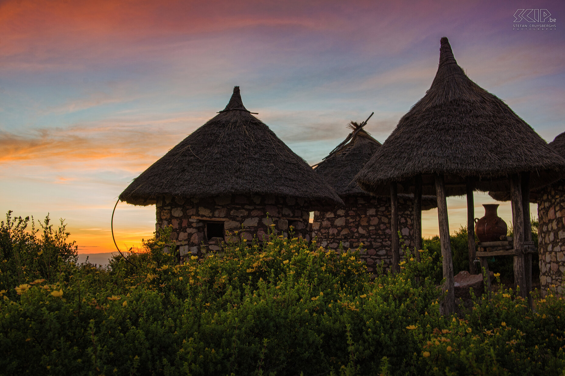 Hudad - Zonsondergang aan de tukuls De Hudad loge heeft verschillende zeer mooie nagebouwde tukuls waar je met 2 of 4 personen kan overnachten. Stefan Cruysberghs